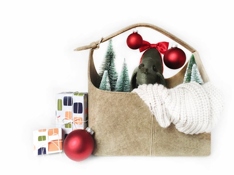 Der Hunnsbuckl dekoriert sein Körbchen zu Weihnachten - HUNNSBUCKL BY IWAZWERSCH - www.iwazwersch.de - www.shop-iwazwersch.de - Hunsrück - Hunnsbuckl - Weihnachten